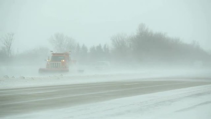 冬季暴雪，高速公路、扫雪机和车辆上飘雪