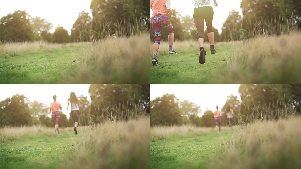 运动女性一起跑步美女外国草地健身奋斗拼搏