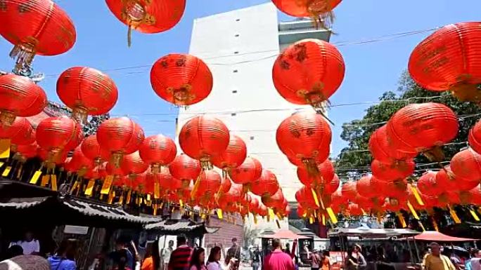 中国灯笼挂在寺庙外进行装饰