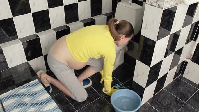 跪着的孕妇打扫浴室