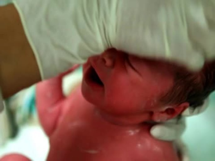 婴儿在医院的第一次沐浴-朋友