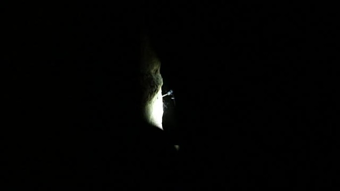 洞穴钻探中的洞穴探险家-为螺栓打洞