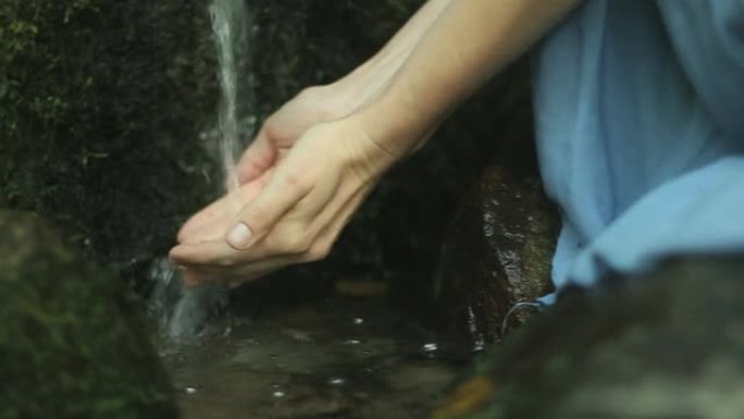 森林喷泉天然山泉泉水手捧水溪流水流流下