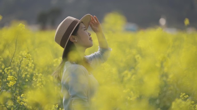 唯美清新视频美女户外踏青油菜花林仰望天空