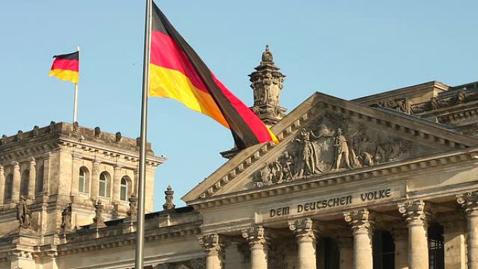 柏林国会大厦，悬挂两面旗帜