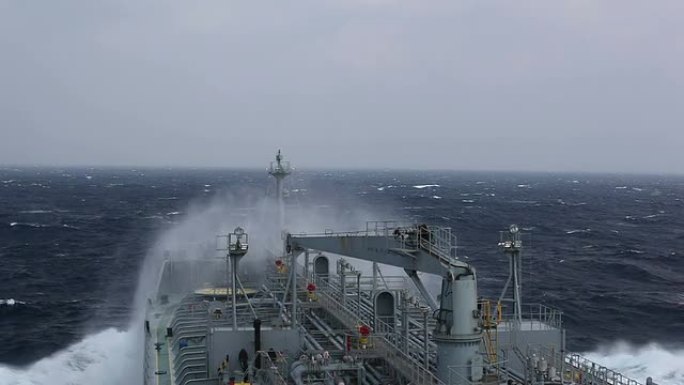 油轮在风暴。轮船海军货轮大海航行
