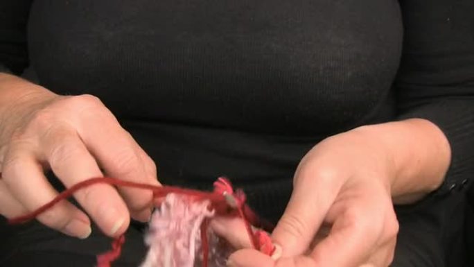 cLOSE女性手在针织中打结新羊毛的特写