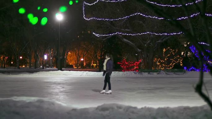 白雪皑皑的女少年在下雪的夜晚快乐地滑冰。