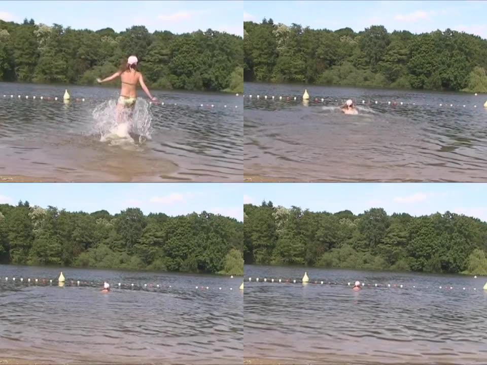 女孩跑进水里