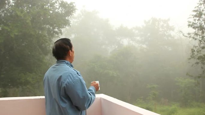 雾蒙蒙的早晨。雾蒙蒙的早晨下雨