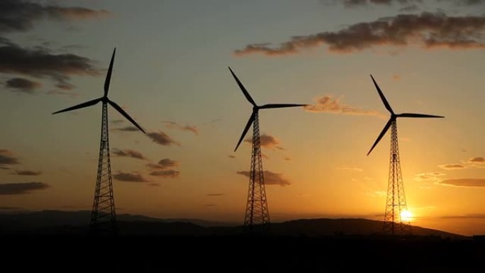 高清视频Sunrise可再生风力发电场加州棕榈泉