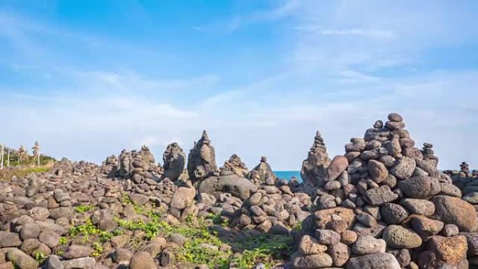 蓝天下济州岛美丽的石滩。延时4k