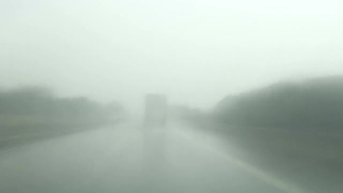 高速公路在雨中行驶，时间流逝