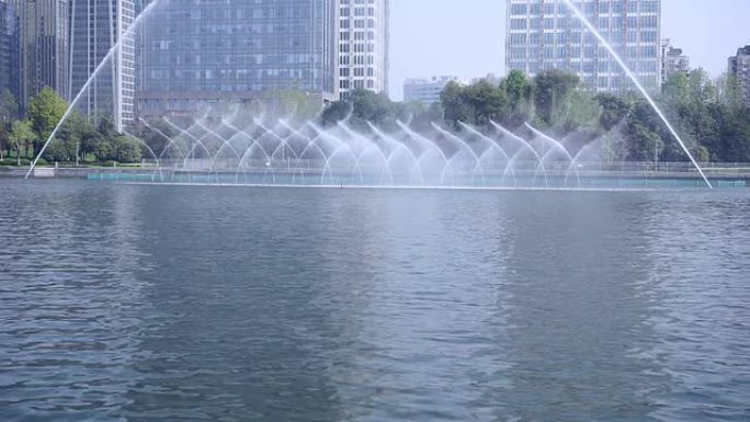 喷水池和现代建筑作为背景，实时。