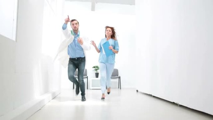 高清: 医生和护士在医院走廊跑。
