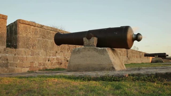 堡垒墙-旧大炮堡垒墙老式大炮