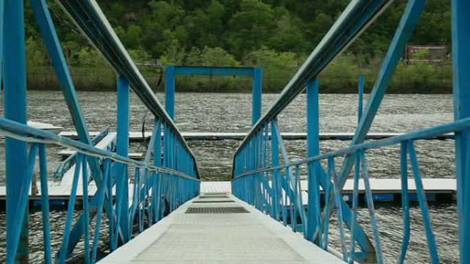 通往河边码头的蓝色大桥