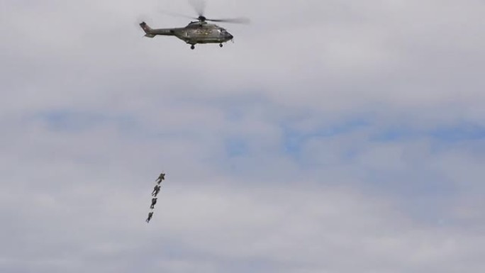 超级美洲狮直升机吊着士兵