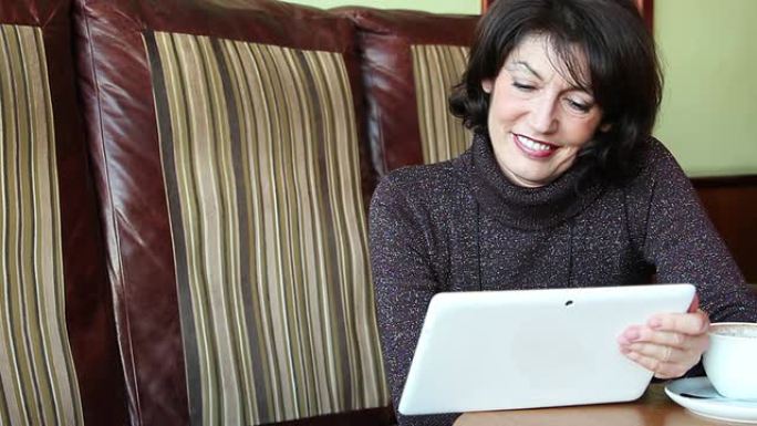 迷人的成熟女性与数字平板电脑