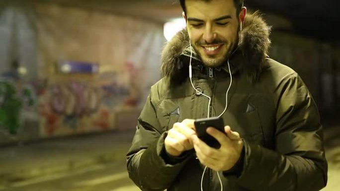 一个年轻人在地铁里听音乐