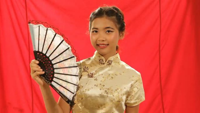 中国女孩拿着扇子