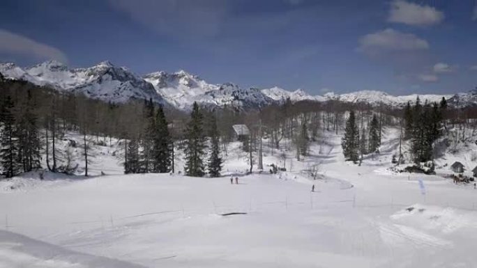 空中自由式滑雪者在雪地公园做后空翻