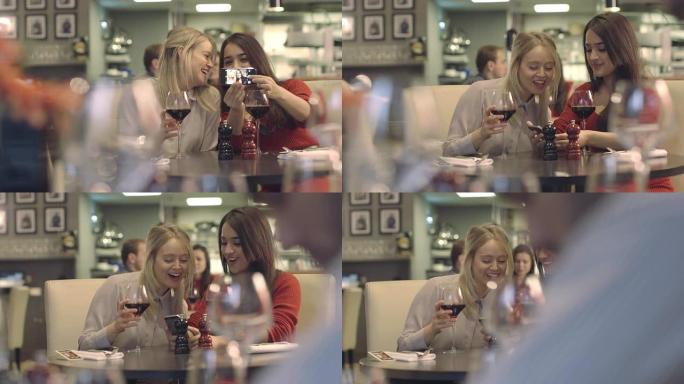 潘女士两名年轻女子在餐厅，侍者端酒