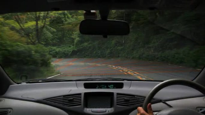 在山路上行驶。