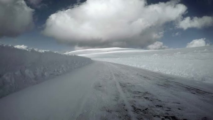 雪地冬季公路行驶行驶车窗外汽车第一视角