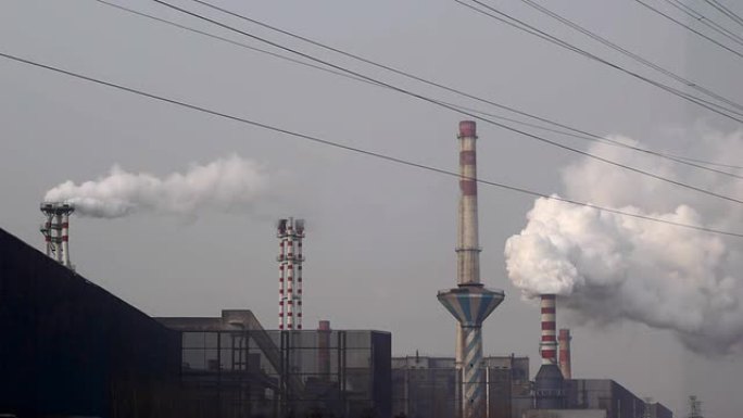 钢铁厂正在生产，烟囱排放。