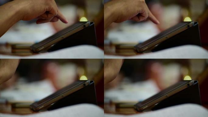 商业女性使用平板电脑分析