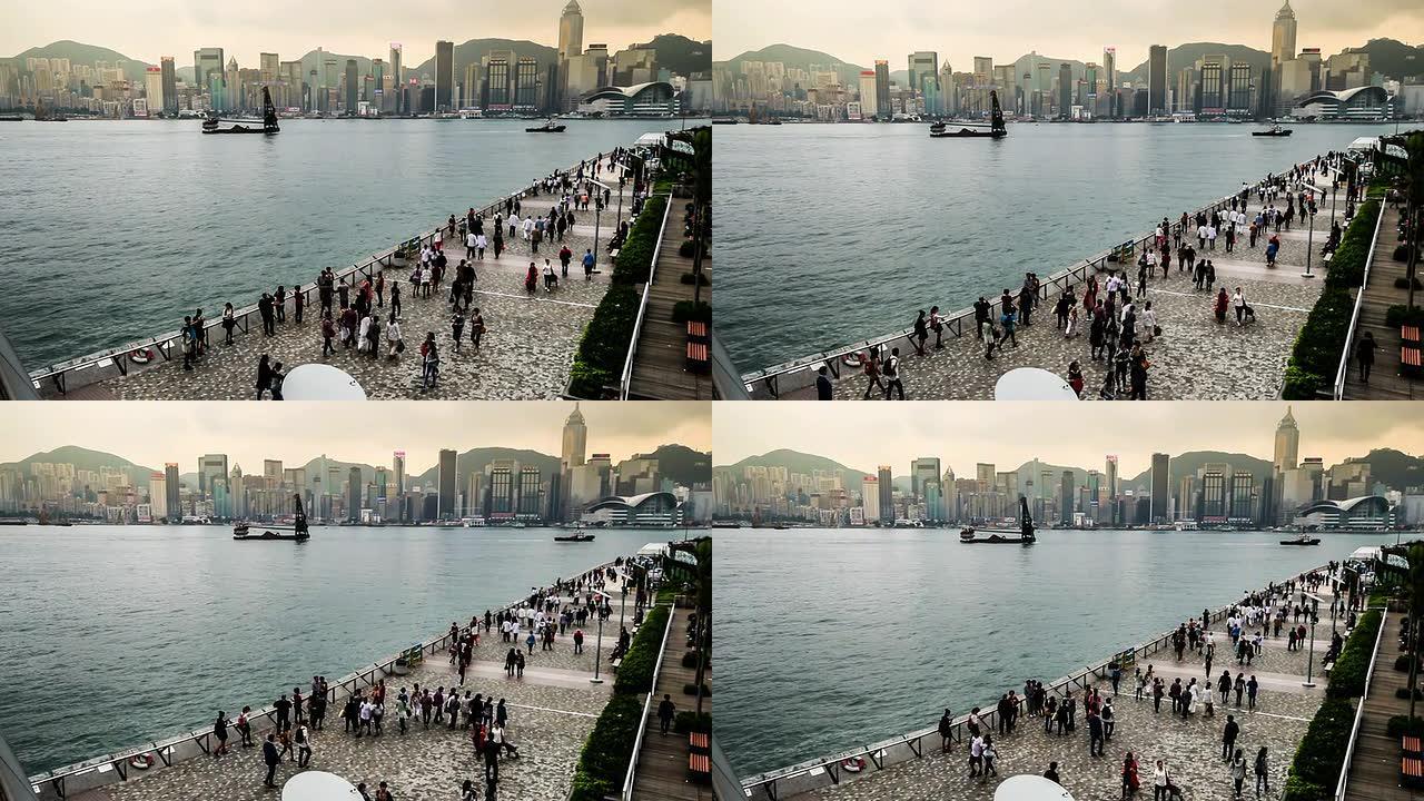 中国香港——2014年11月12日：游客们沿着中国香港星光大道行走