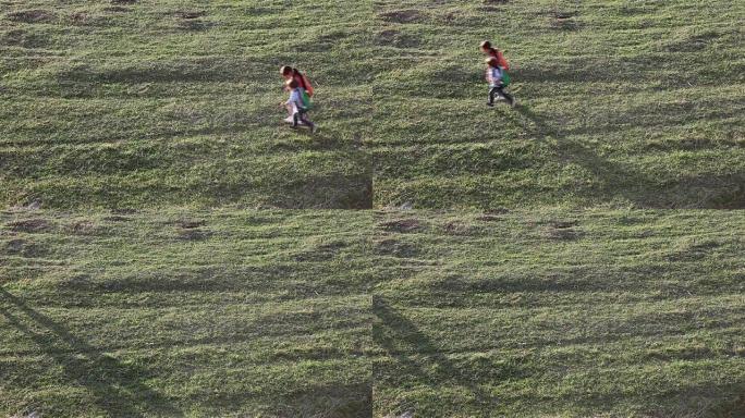 小女孩和哥哥一起散步