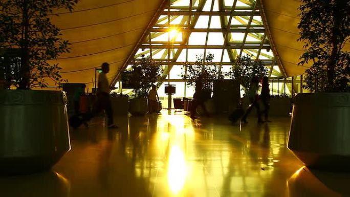 高清：旅客在机场的剪影场景。