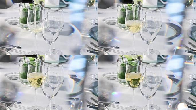 在水晶窗帘后面的精美餐桌上倒白葡萄酒