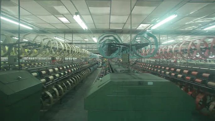 中国纺织厂内部和机器工作场景