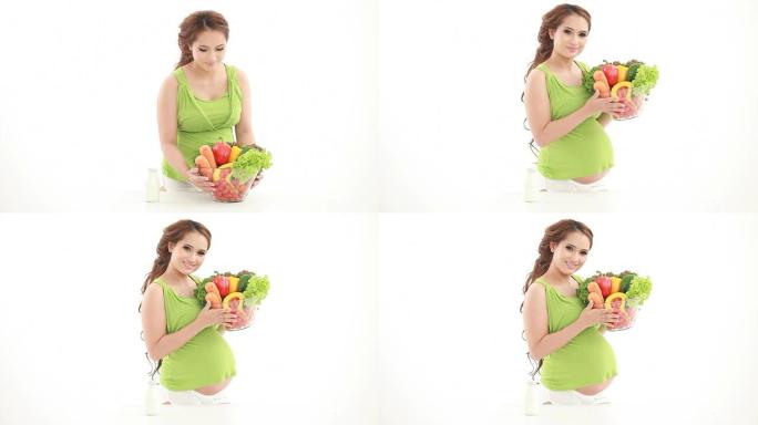 孕妇展示沙拉碗