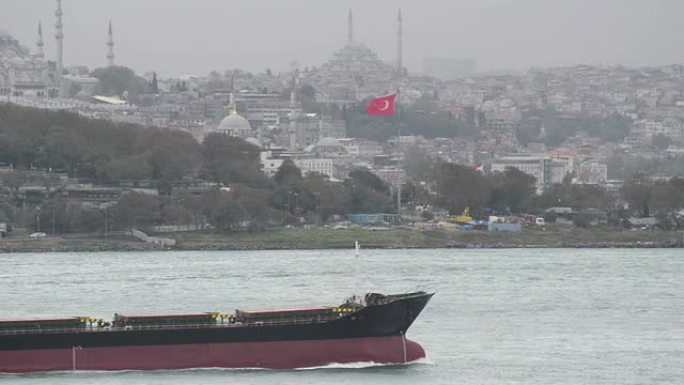 从伊斯坦布尔经过的货船