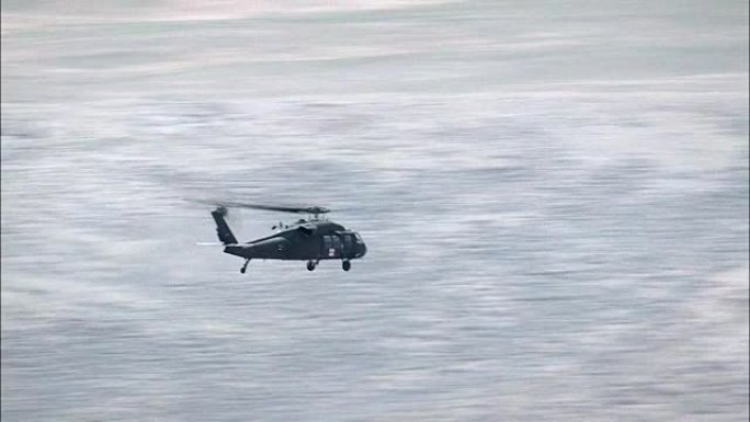 美国甜草县蒙大拿州风景鸟瞰图中的黑鹰直升机飞行揭示