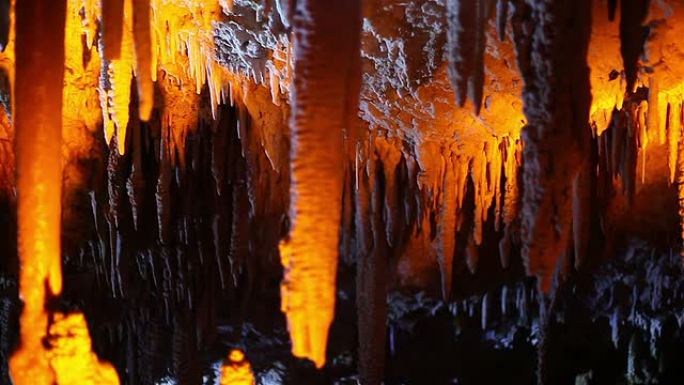 神秘的钟乳石洞穴神秘色钟乳石洞穴水滴