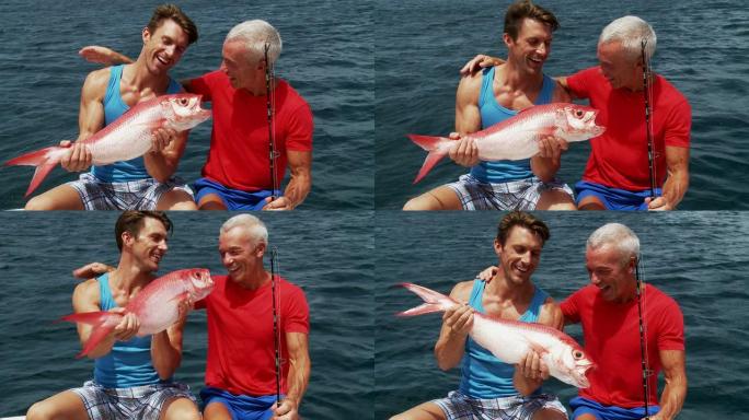 父子俩欣赏他们的鱼
