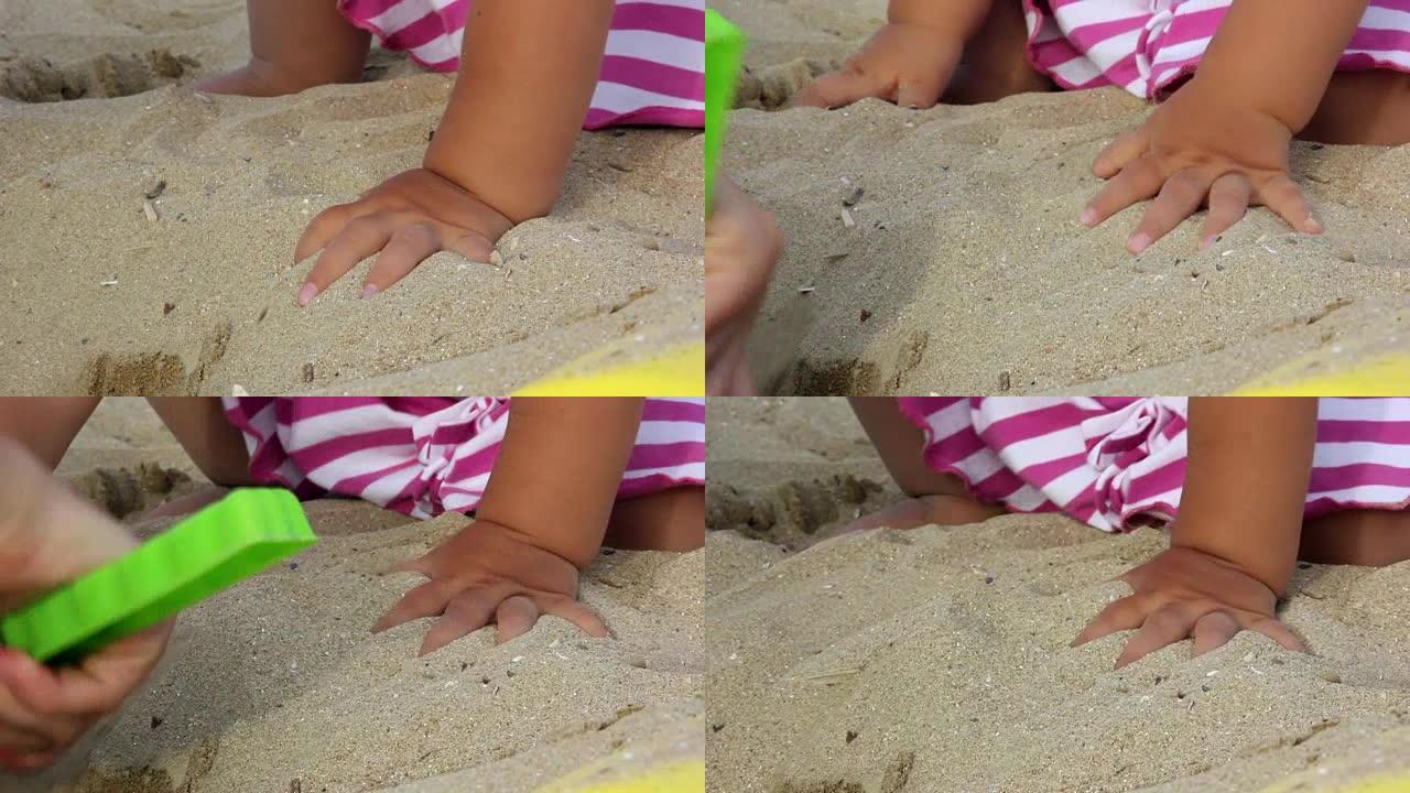 宝贝在沙滩上玩沙子