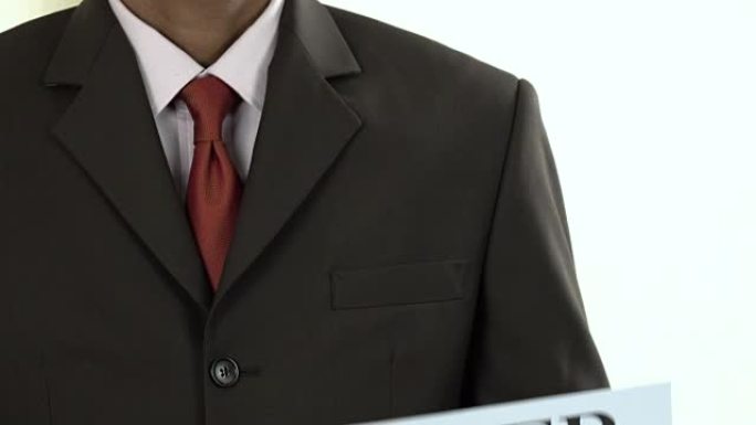 持有带有职业标志的白卡的商人