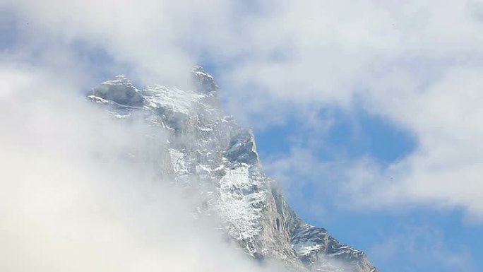 云层内的马特洪峰山顶