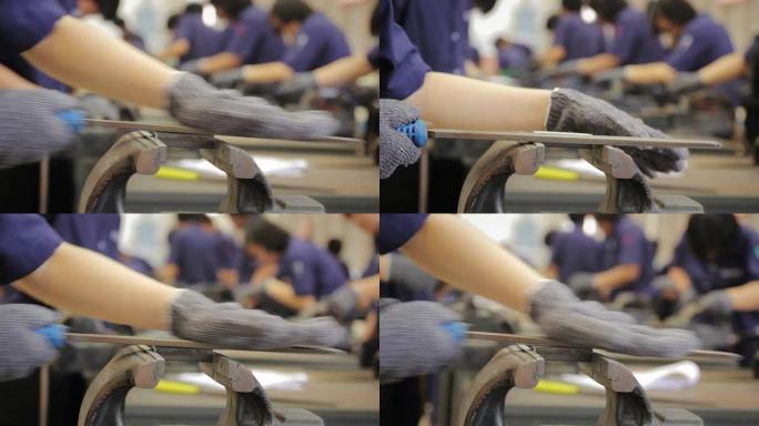 填充金属的工人，特写