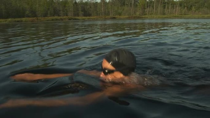 野外蛙泳外国人游泳视频素材