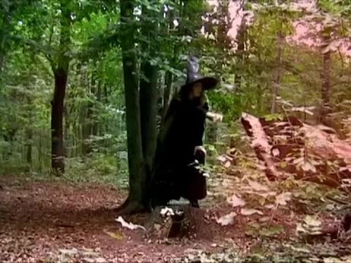可怕的女巫在黑暗的森林里变魔术