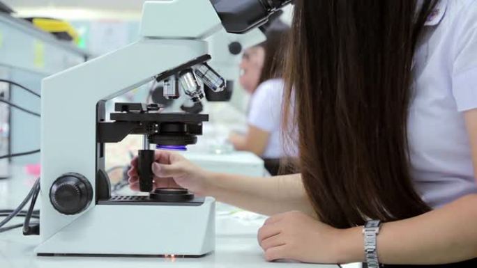 医学生用显微镜看细菌，特写