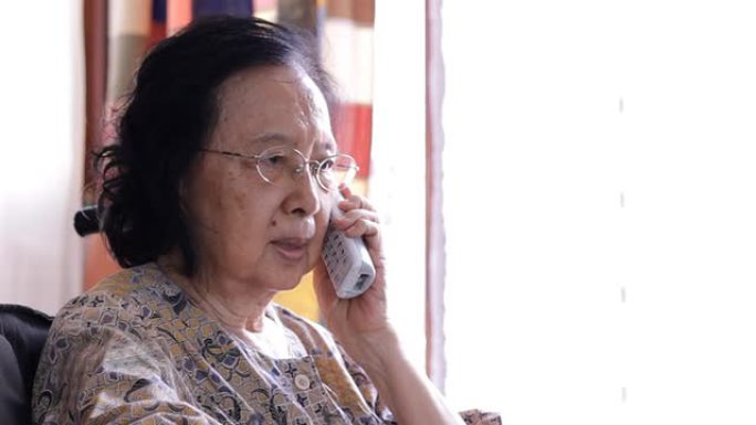 亚洲老妇使用无绳电话