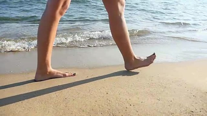 在沙滩上行走升格慢镜头赤裸双脚脚印影子光